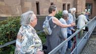 Seniorinnen und Senioren über die behindertengerechte Schräge auf dem Weg zum Seniorenkreis im Gemiendehaus der Erlöserkirche